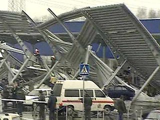 На севере Москвы в субботу утром обрушилась крыша автостоянки магазина "Метро" на Дмитровском шоссе, 165а