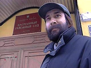 Басманный суд начал в среду рассмотрение дела писателя Кирилла Воробьева, известного под псевдонимом Баян Ширянов, обвиняемого в незаконном распространении порнографии