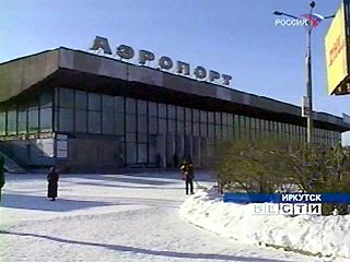 При посадке в среду в Иркутском аэропорту пассажирский самолет АН-24, выполнявший рейс из Читы, выкатился с рулежной дорожки и застрял в снежном сугробе