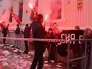  "Нацболы" захватили офис "Единой России" в Москве и призвали бойкотировать выборы президента
