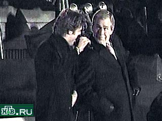 На инаугурации президента США к Джорджу Бушу вплотную подошет неизвестный и пожал ему руку