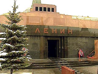 Решение о судьбе тела Владимира Ленина должно принять государство, но так, чтобы не вызвать осложнений в обществе, считают в РПЦ