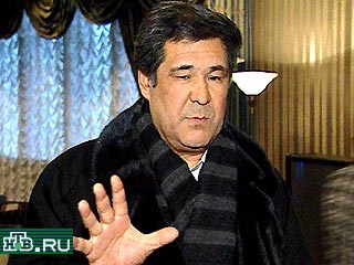 Сегодня губернатор Кемеровской области Аман Тулеев подтвердил свое намерение уйти в отставку. Он подчеркнул, что на досрочное сложение полномочий идет "по воле своих избирателей"