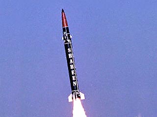 В Пакистане во вторник проведено испытание двухступенчатой баллистической ракеты на твердом топливе Shaheen II с дальностью полета до 2000 километров, способной нести ядерный боезаряд, сообщило государственное телевидение Пакистана