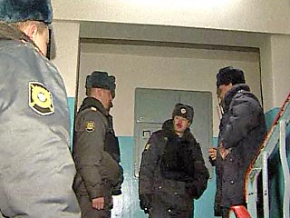 32-летний шофер государственной структуры был обнаружен в понедельник в 15:20 на лестничной площадке жилого дома 14, расположенного на Ставропольской улице. С огнестрельным ранением лобно-височной области головы потерпевший госпитализирован