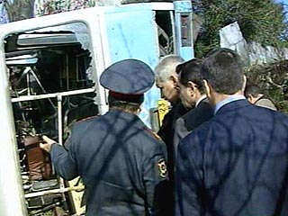 В Сочи пассажирский автобус столкнулся с легковым автомобилем