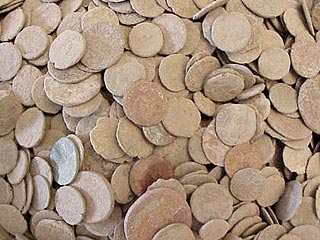 Британец нашел 20 тысяч римских монет, когда копал пруд в своем саду