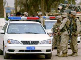 Четверо иракских полицейских были задержаны по подозрению в убийстве во вторник двух граждан США и иракского переводчика