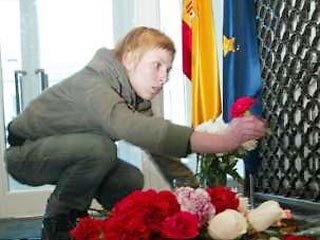 Жители Москвы несут цветы к испанскому посольству