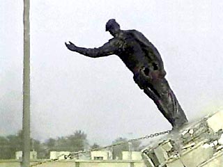 Из обломков статуи Хусейна иракский скульптор изваял памятник американскому солдату