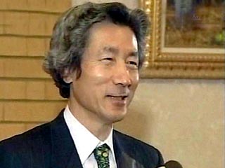 Коидзуми приучит членов правительства Японии к неформальному общению