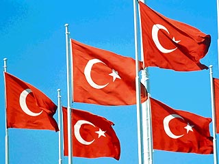 Власти Турции согласно Карскому договору 1921 года имеют право ввести свои войска в Аджарию. Об этом заявил посол Турции в Азербайджане Унал Чевикоз журналистам в среду