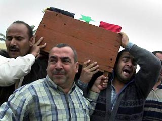 Коллеги погибшего кореспондента телеканала "Аль-Арабия" несут гроб с его телом на похоронах 19 марта