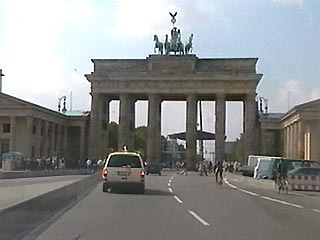 Лужкову подарили фрагмент колонны Бранденбургских ворот