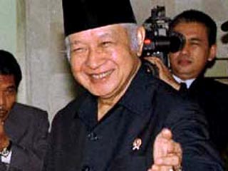 От 15 до 35 миллиардов американских долларов присвоил за 31 год правления бывший президент Индонезии Сухарто, который вышел на первое место в списке коррумпированных политиков в новейшей истории