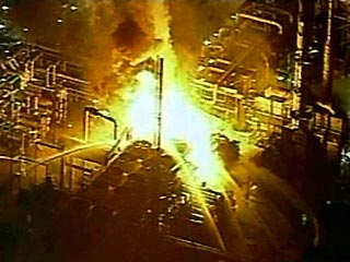 В ночь на среду в Техасе взорвался нефтеперарабатывающий завод, принадлежащий нефтяной компании B.P. Amoco, вспыхнул пожар