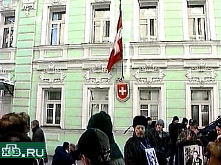 Сегодня у здания посольства Швейцарии в Москве прошел митинг протеста против задержания госсекретаря Союза России и Белоруссии Павла Бородина в США