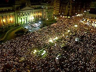 Беспрецедентный марш протеста полностью парализовал движение в центре Буэнос-Айреса. Поводом для него стало убийство 22 марта в пригороде аргентинской столицы 23-летнего студента Акселя Блумберга