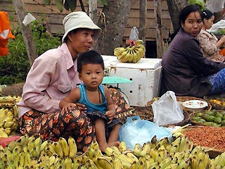 Камбоджийские полицейские пытают подозреваемых бананами