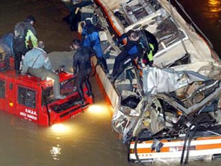 На юго-западе Сербии минувшей ночью в реку Лим упал автобус, перевозивший болгарских школьников