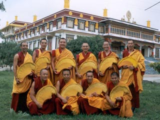 Группа монахов легендарного буддийского монастыря Гоманг, расположенного в Тибете, прибывает сегодня в Туву