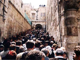 В Иерусалиме общая молитва будет совершена с участием православных верующих из разных стран, которые в дни Пасхи во множестве собираются у храма Гроба Господня