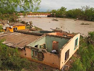 По меньшей мере 28 человек погибли и около 60 считаются пропавшими без вести в результате наводнения, вызванного проливными дождями, в мексиканском штате Коауила, расположенном на севере страны