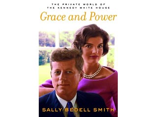 Ранее неизвестные интимные детали жизни одного из самых известных американских президентов - Джона Кеннеди - раскрываются в новой книге Салли Бедел Смит "Милосердие и Власть: личная жизнь Кеннеди в Белом Доме"