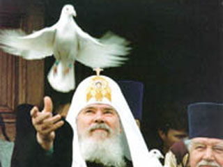 В день праздника в московское небо взлетают голуби, выращенные Всероссийским обществом голубеводов. Кроме того, Патриарх обычно привозит и выпускает на волю семь собственных птиц - синичек