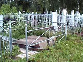 На Украине четыре школьницы-отличницы разгромили кладбище