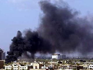 В центре Багдада в пятницу днем прогремело два мощных взрыва. В небо над центральной частью иракской столицы поднимаются клубы густого черного дыма
