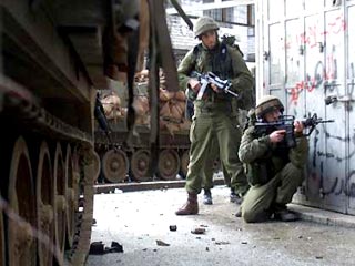 В ходе проводимой в районе города Наблус операции по преследованию лиц, подозреваемых в террористической деятельности, подразделения израильской армии окружили дом в селении Акраба