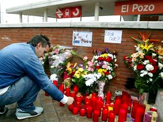 Тысячи мадридцев пришли в воскресенье к местам произошедших ровно месяц назад терактов, чтобы зажечь свечи и возложить цветы в память о жертвах террористических атак