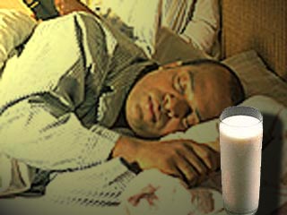 Стакан "ночного" молока - лучшее средство от бессонницы, выяснили ученые