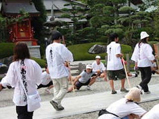 Для посещения всех 88 святых мест Сикоку требуется около 40-50 дней. Паломник должен пройти пешком путь в 1200 км
