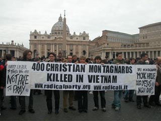 В день пасхи на площади святого Петра в Риме состоялась акция протеста против жестокого подавления мирной демонстрации монтаньяров