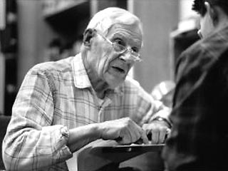 Старейший работник в мире - американский ученый-химик Рэй Крайст - вышел на пенсию в возрасте 104 лет. Ему есть что вспомнить: доктором химических наук Крайст стал в 1926 году, а в 1940-х годах разрабатывал атомную бомбу в рамках секретного "Проекта Манхе