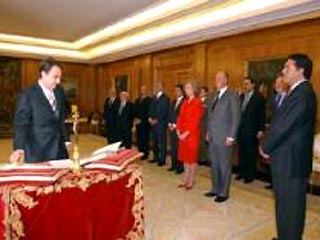 Новый премьер-министр Испании Хосе Луис Родригес Сапатеро в субботу в присутствии короля Хуана Карлоса принес присягу перед вступлением в должность