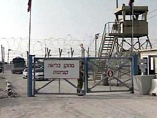 В израильских тюрьмах для палестинских заключенных сегодня начались бунты и беспорядки в знак протеста против ликвидации накануне в ходе ракетной атаки с вертолетов лидера "Хамас" Абделя Азиза ар-Рантиси