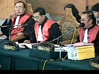 Индонезийский суд приговорил главу местной секты Аум Синрикё к 2 годам тюрьмы