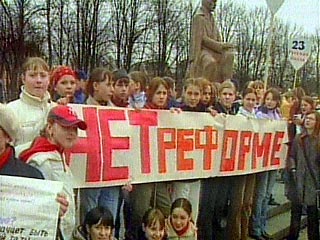 В Москве расценили как развязывание "охоты на ведьм" в Латвии попытки местных властей переложить ответственность за выступления протеста русскоязычных учащихся против реформы образования в этой стране на некие внешние силы