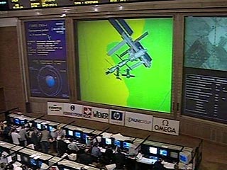 Члены нового экипажа МКС в 10:29 по московскому времени открыли переходные люки и по очереди "вплыли" на МКС