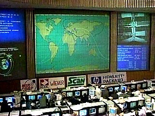 В 8:33 космический грузовик-танкер "Прогресс М1-5" успешно пристыковался к станции "Мир"
