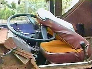 По меньшей мере, 35 человек погибли, когда переполненный автобус и микроавтобус столкнулись в Сьерра-Леоне, в 65 километрах от столицы страны - Фритауне