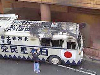 Автобус, принадлежащий одной из правых японских группировок, в пятницу утром протаранил ворота генерального консульства КНР в Осаке. Пострадавших нет