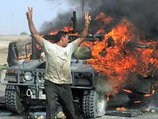 Американский армейский внедорожник "Хамви" подорвался в Багдаде