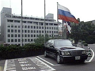 В Токио арестованы 6 человек, которые мешали работе посольства России в Японии
