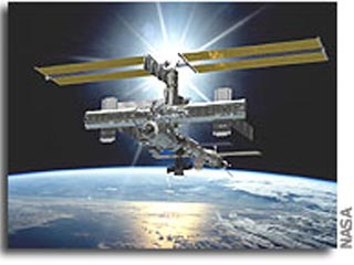 На пристыкованном к Международной космической станции (МКС) корабле "Союз ТМА-3", на котором на Землю должны возвратиться с орбиты три космонавта, "обнаружена утечка гелия в двигательной установке"