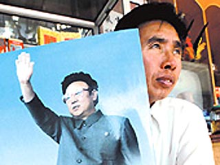 Информационное агентство КНДР KCNA распространило в среду сообщения, в котором говорится, что большинство жертв взрыва на железнодорожной станции Ренчхон пали "смертью героев", пытаясь спасти из рушащихся зданий портреты лидера страны Ким Чен Ира