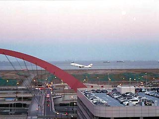 Токийский аэропорт Haneda временно прекратил операции сегодня после того, как неизвестный мужчина на автомобиле прорвался на взлетную полосу